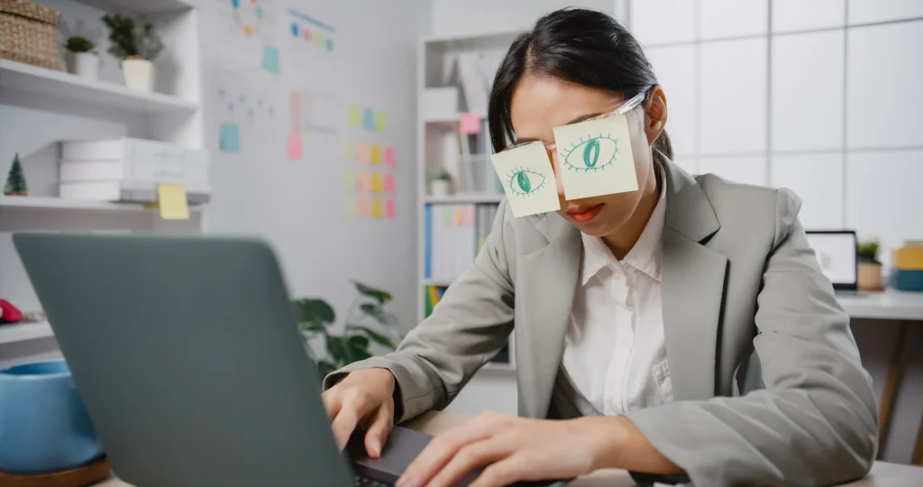 オフィス内で疲れて眠い時の写真